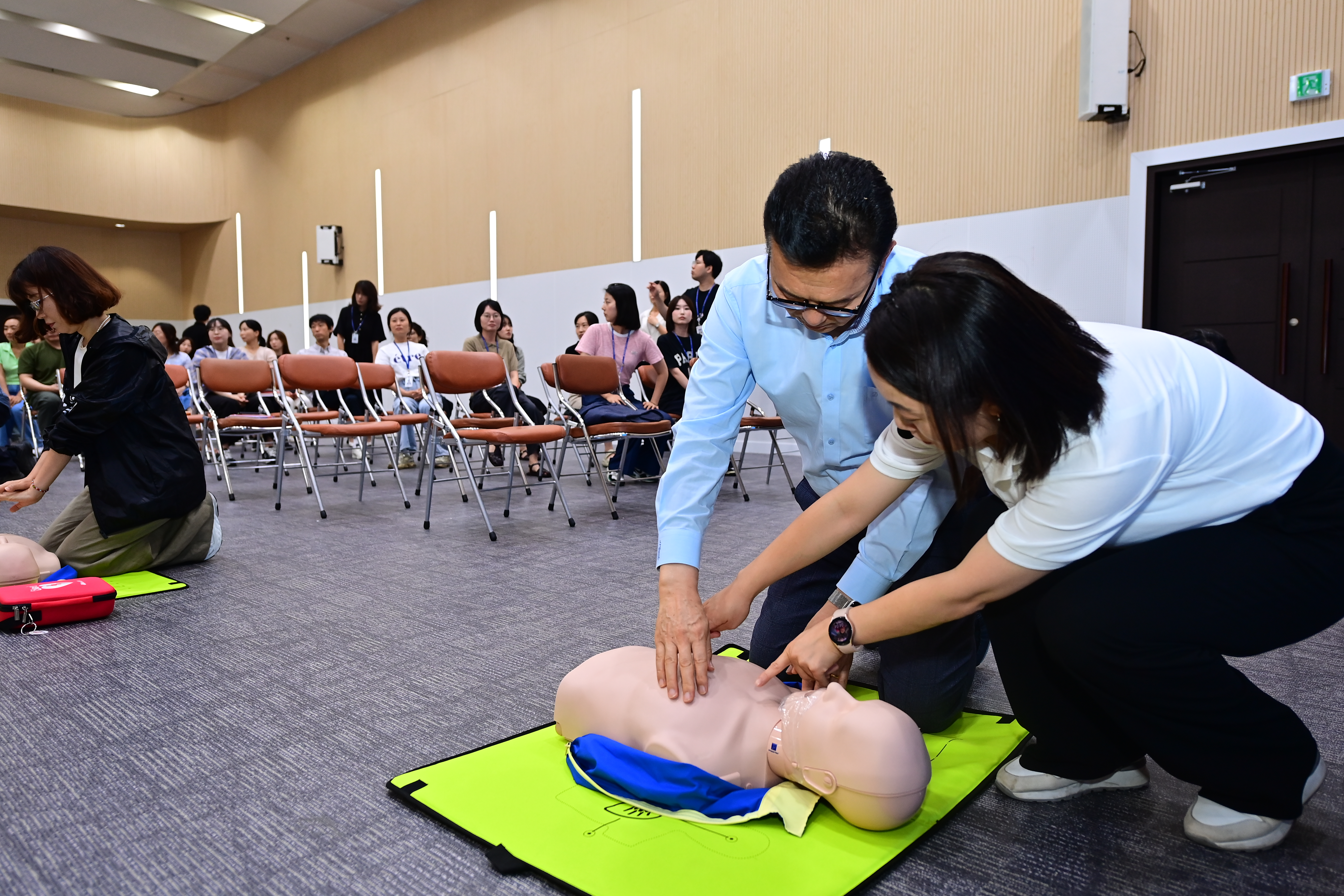 연수구는 지난 22일부터 총 13회에 걸쳐 소속 공무원과 청사 내 근무자 500여 명을 대상으로 응급상황 대응 능력 향상을 위한 심폐소생술 및 자동심장충격기 교육을 진행했다